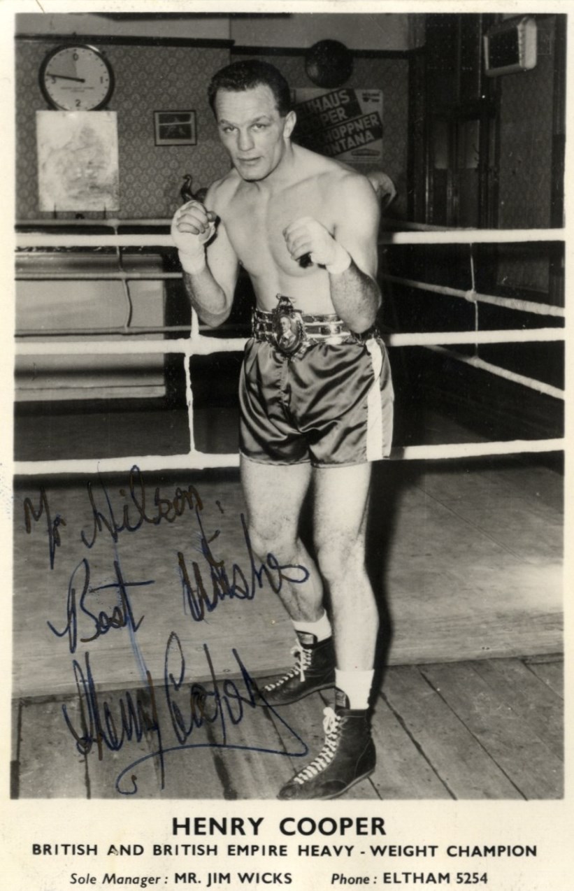 BOXING: Selection of signed pieces, cards, signed postcard photographs and slightly larger (and a - Image 7 of 25