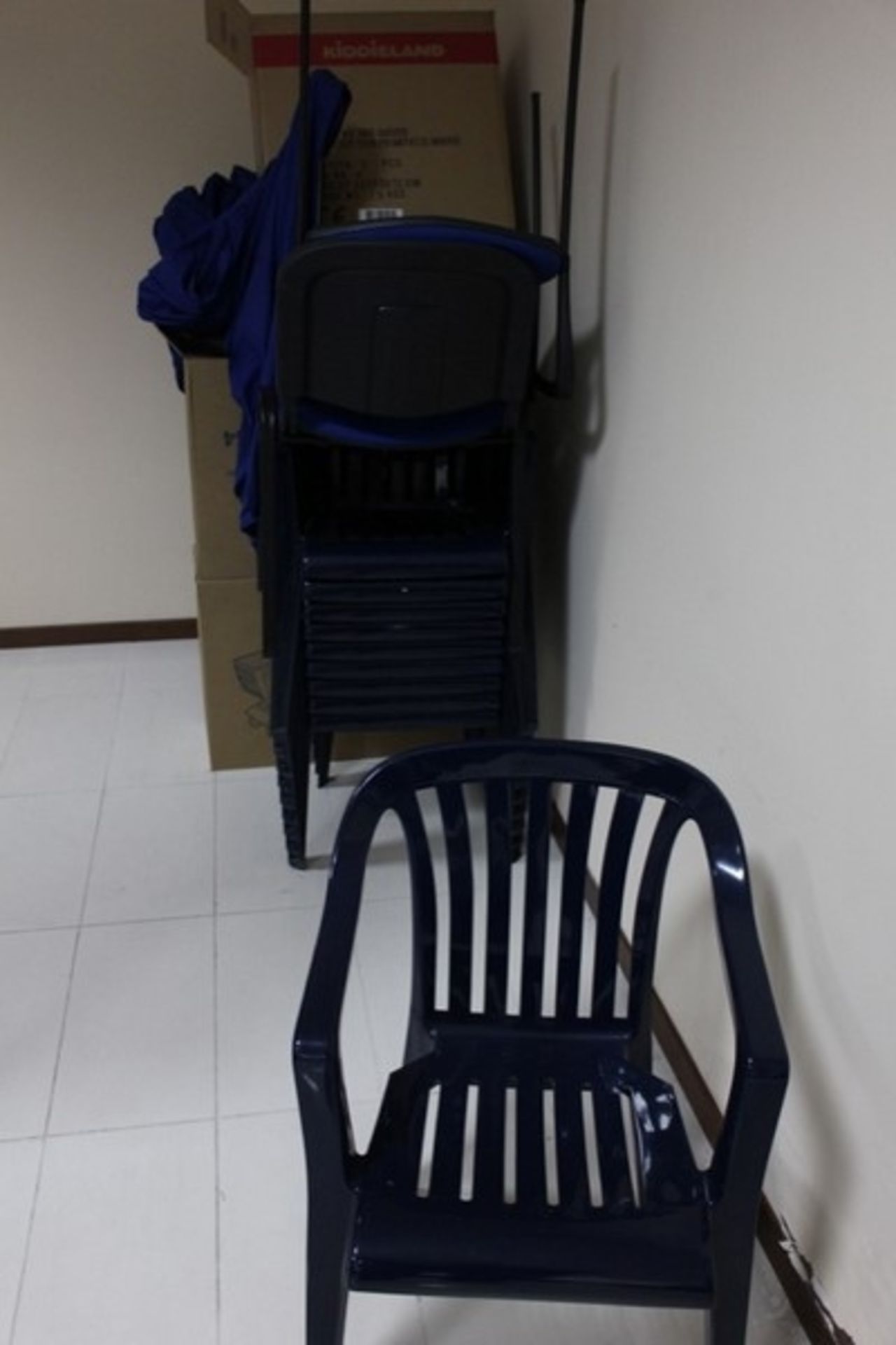 1,LOTTO COMPOSTO DA: n. 41 sedie in plastica di colore azzurro; n. 5 sedie, su ruote, con braccioli, - Image 3 of 4