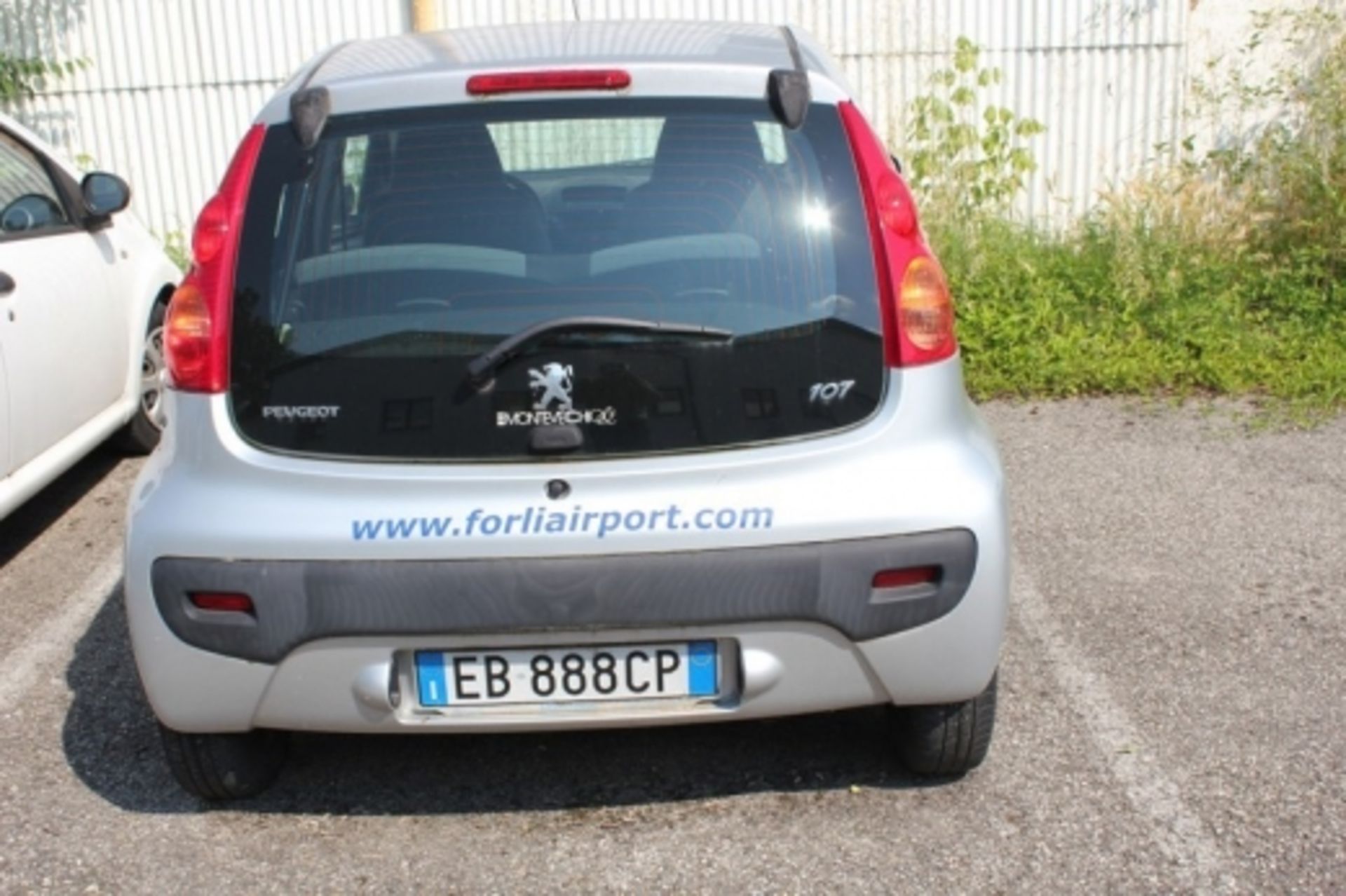 1,Peugeot 107 Plate:EB888CP color: white, gasoline engine, mileage: 16.316 km, body: various dents - Image 3 of 4