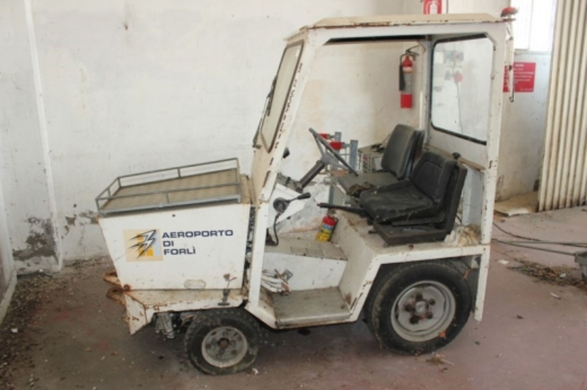 1,LOT INCLUDES: Industrial Tractor Zephir 100 (purchase year 1981), Cart with connector ATR42 ( - Image 3 of 4