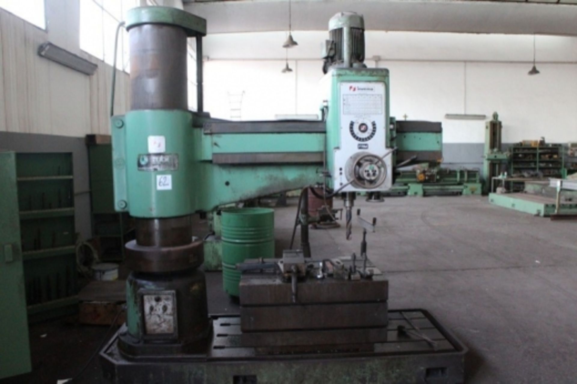 1,RADIAL DRILL BRAND INVEMA, SERIAL NUMBER. 2020B6, COMPLETE WITH CABINET WITH ACCESSORIES Click