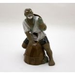 Pescatore, statuina in porcellana cinese.