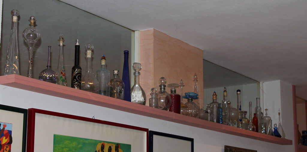 Collezione di bottiglie in vetro n. 32 e 3 vasi in maiolica