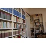 Libreria a muro modulari varie dimensioni bianche, con libri vari titoli e tipologie e