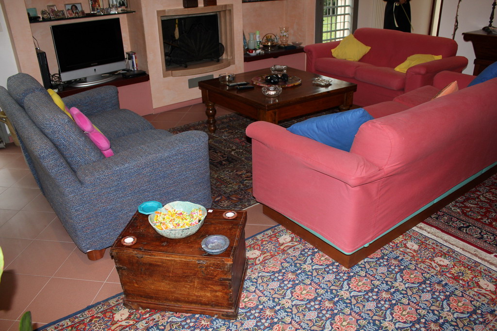 N. 3 divani in tessuto, poltrona, tavolino,  televisore a colori con videoregistratore, sgabello