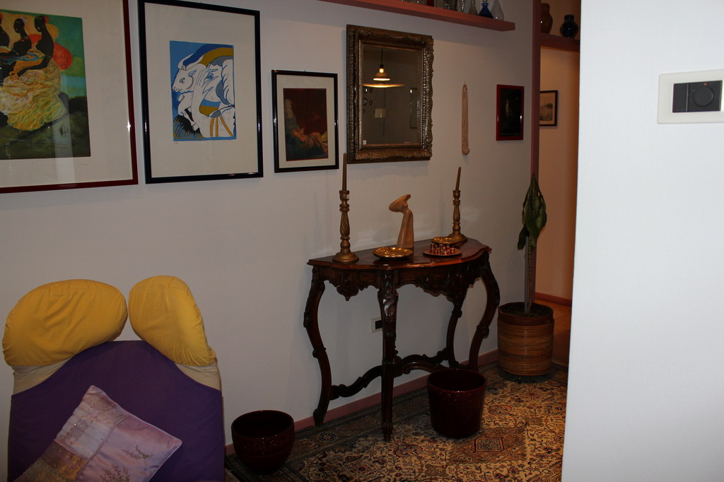 Lotto di due candelieri, scultura, 2 posacenere, vassoietto con oggetti in rame, 3 cachepot, una