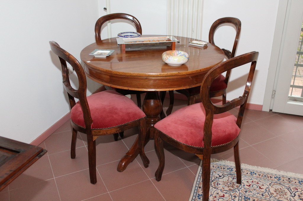 Tavolo rotondo dell'800 con piede centrale, cm. 98, con 6 sedie in stile