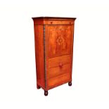 Secretaire lastronato con rosone intarsiato sulla calatoia e tre cassetti cm. 80x43xh157,