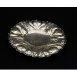 Centrotavola in argento tit. 800 finemente sbalzato e cesellato ø 30 cm. gr. 350, Italia anni '40