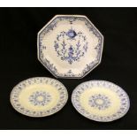 Lotto di due piattini in ceramica Napoli V&B e di un piatto in ceramica senza marca dipinto a mano