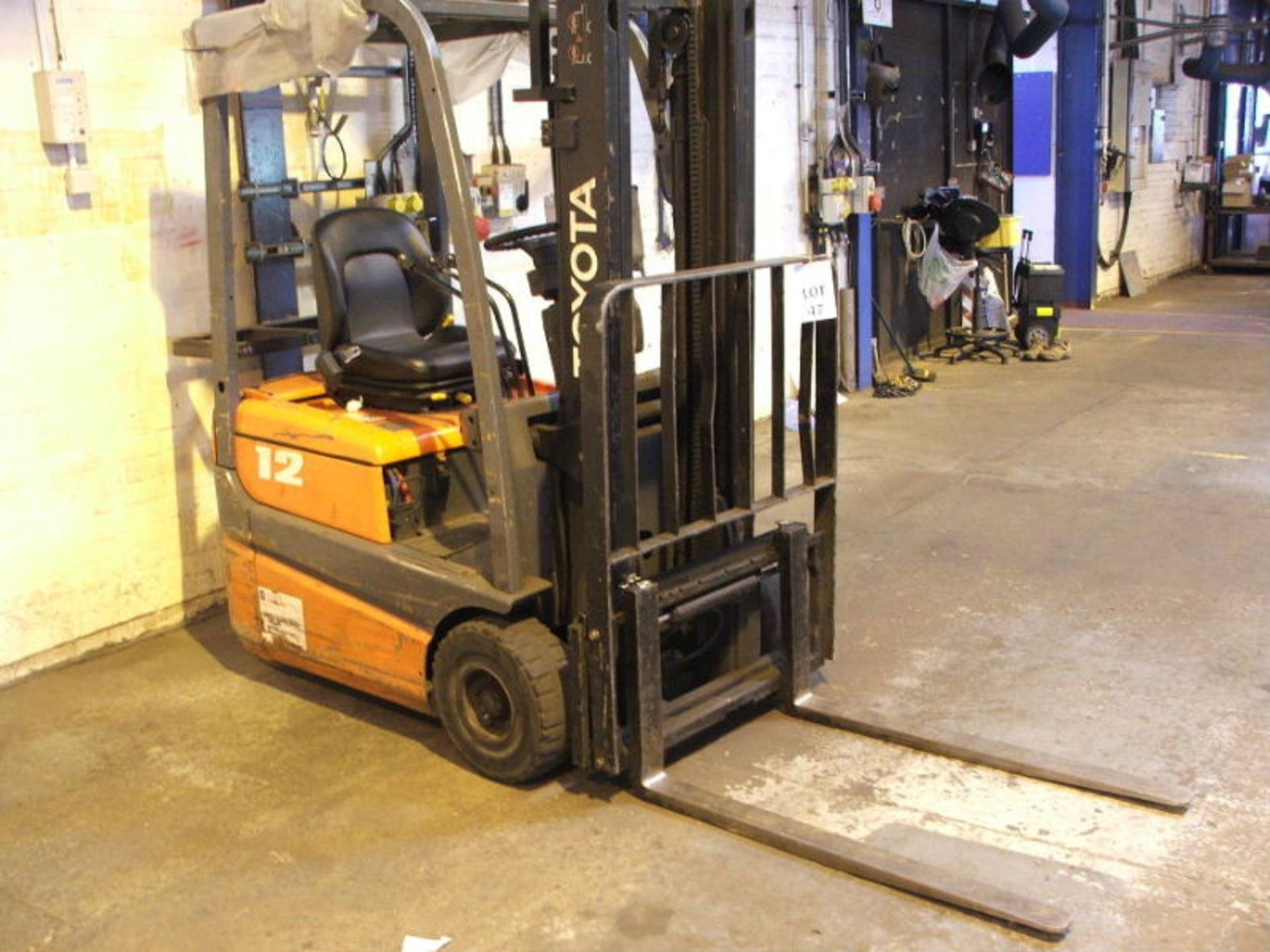 FORK LIFT TRUCK