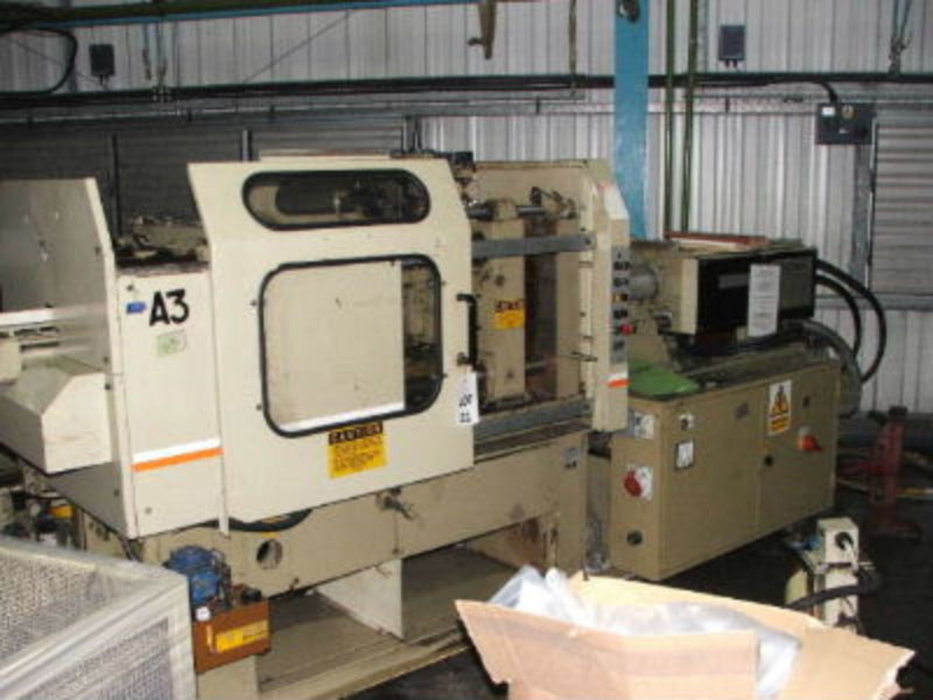 INJECTION MOULDING MACHINE - Image 4 of 9