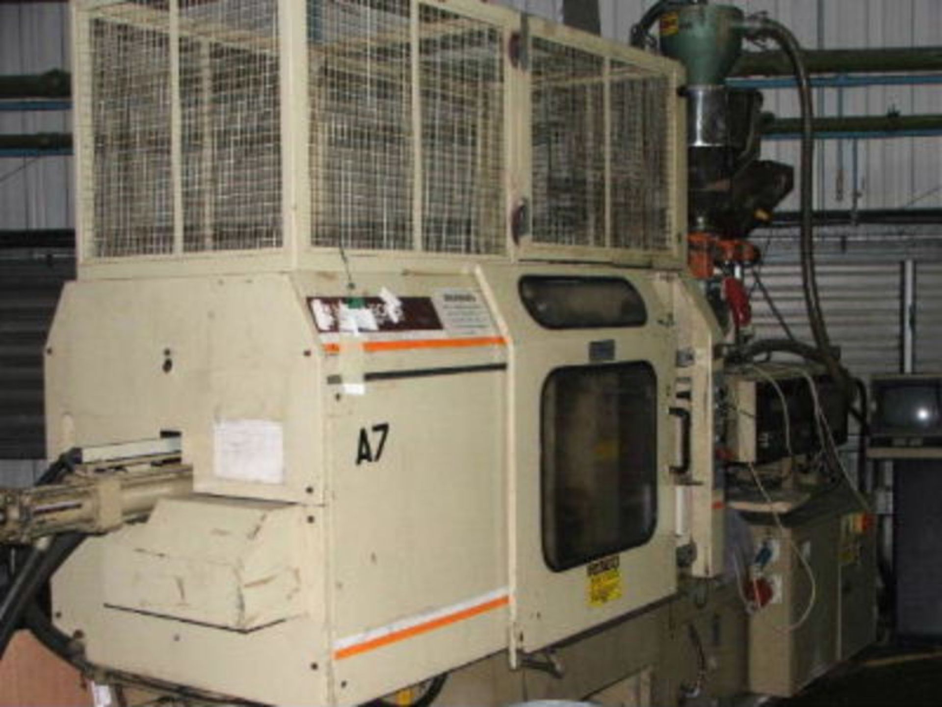 INJECTION MOULDING MACHINE