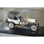 1912 Packard Victoria 1.24 Scale in display case