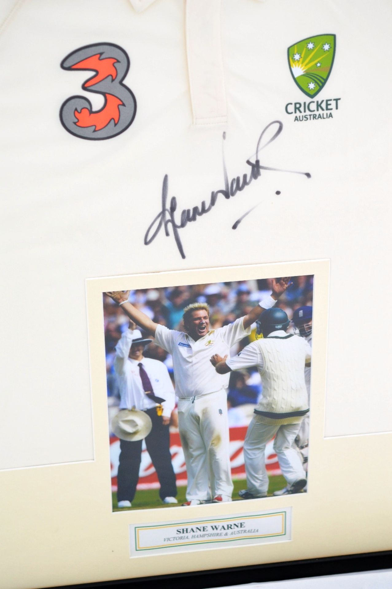 Shane Warne one of Australia`s greatest cricket players signed shirt - Image 2 of 2