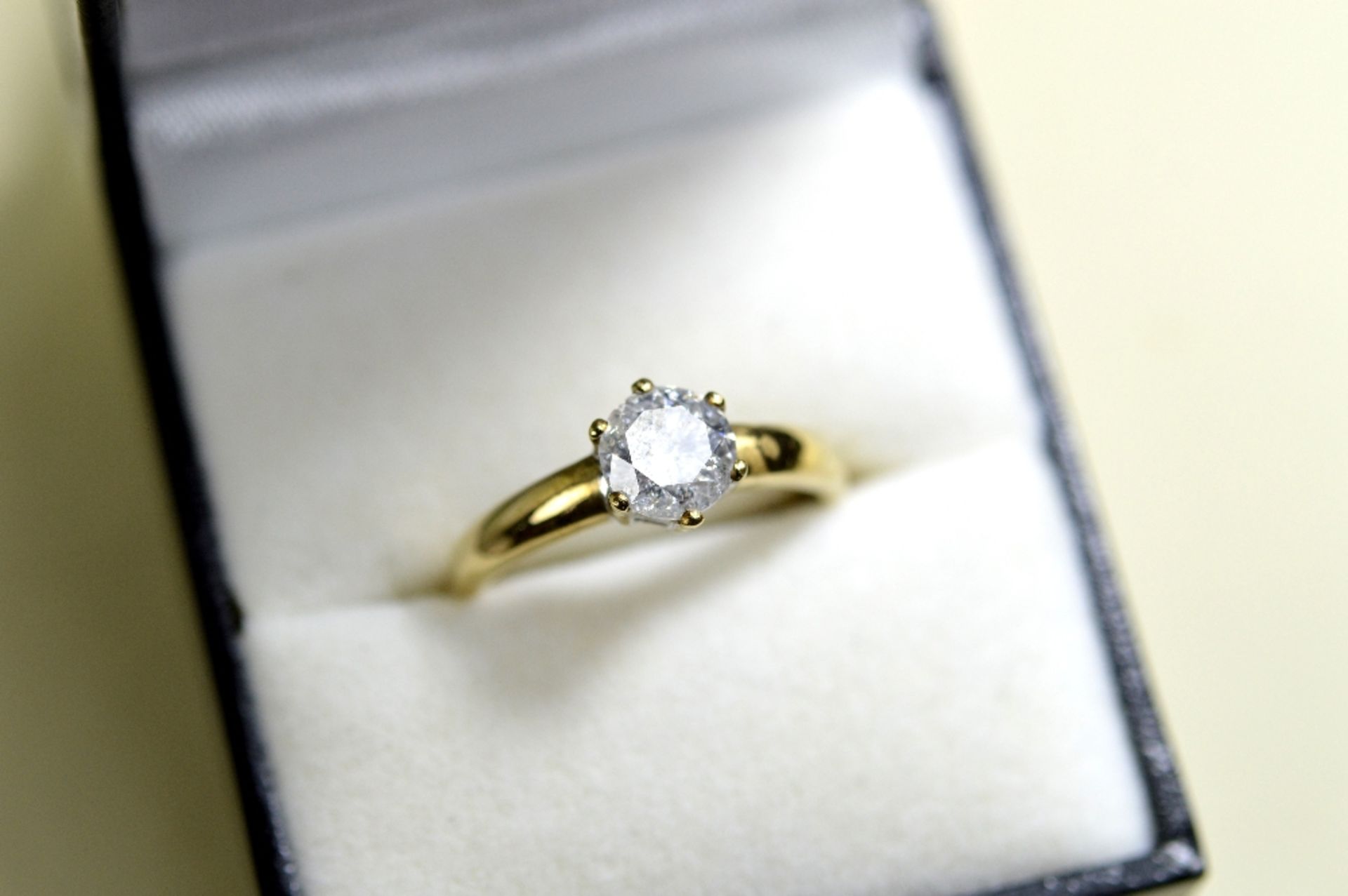 A Single stone diamond ring, round brilliant cut diamond 1.00ct RRP £2750.00 - Image 2 of 5