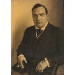 Caruso, Enrico.  (1873 - 1921, Neapel). Portrait mit eigenhändigem dreizeiligen Schriftzug "Enrico