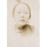 China - - Sammlung von 77 OPhotographien. Vintages. Albumin u. Silbergelatine Abzüge. Um 1900.