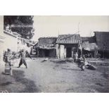 China - - Photoalbum mit 138 Photographien China u.a. Je ca. 20,5 x 26,5 bis 8 x 9,5 cm. Vintages.