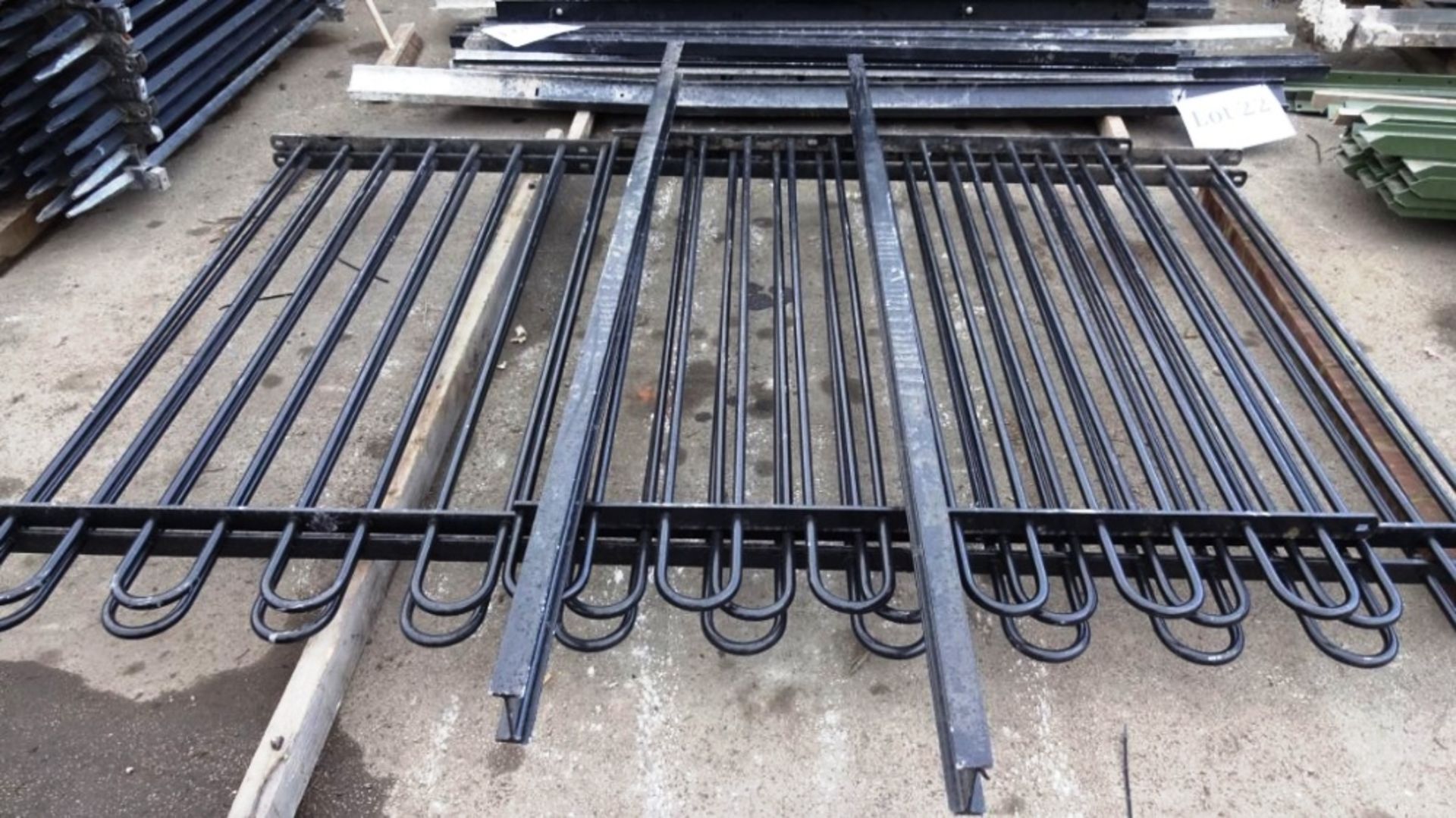 2.5 x 20ml round bar bow top railings, galvinised and powder coated black, complete with 2 posts - Image 2 of 3