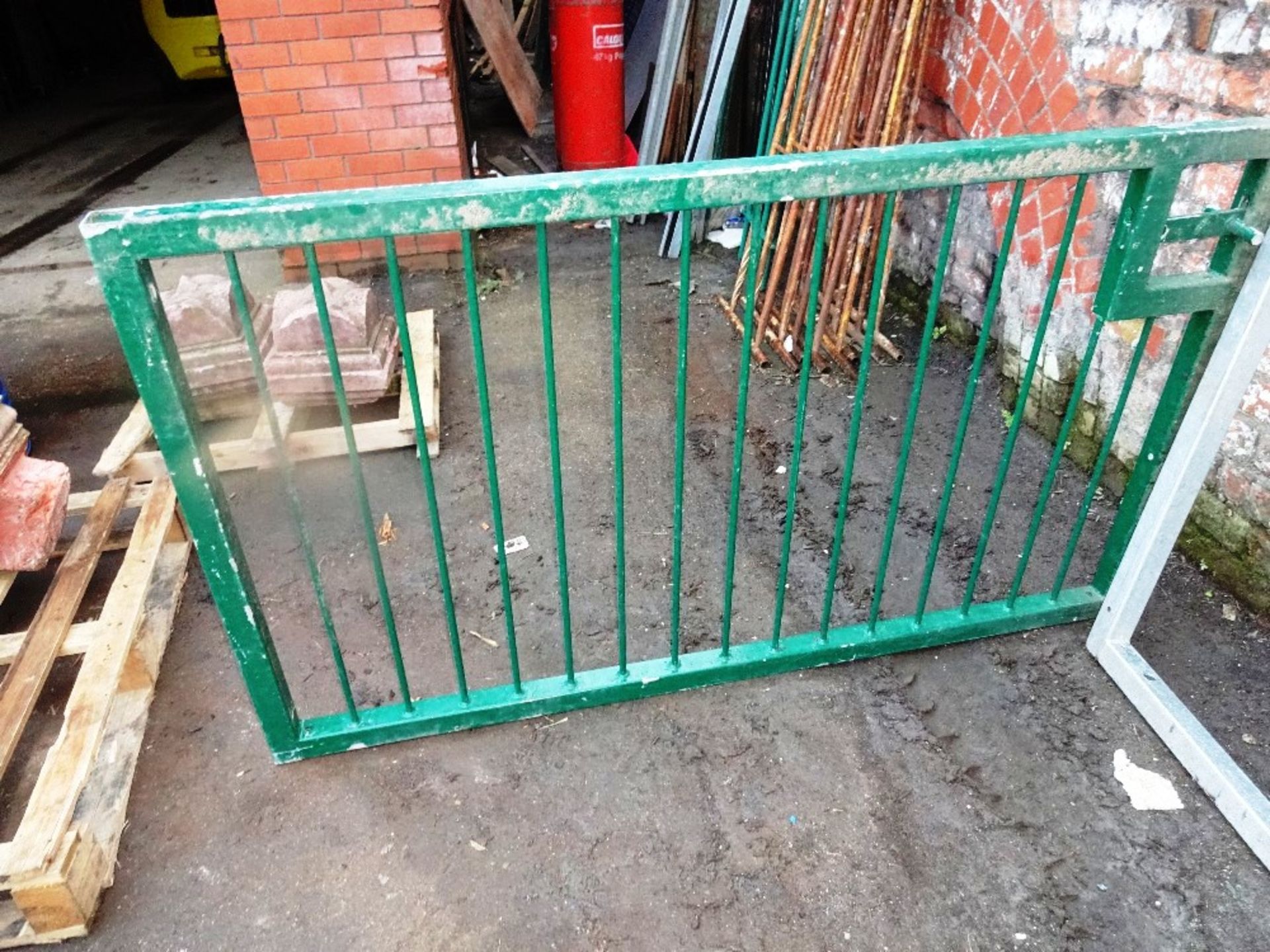 Single gate powder coated green 1mtr x 1700 high - Image 2 of 2