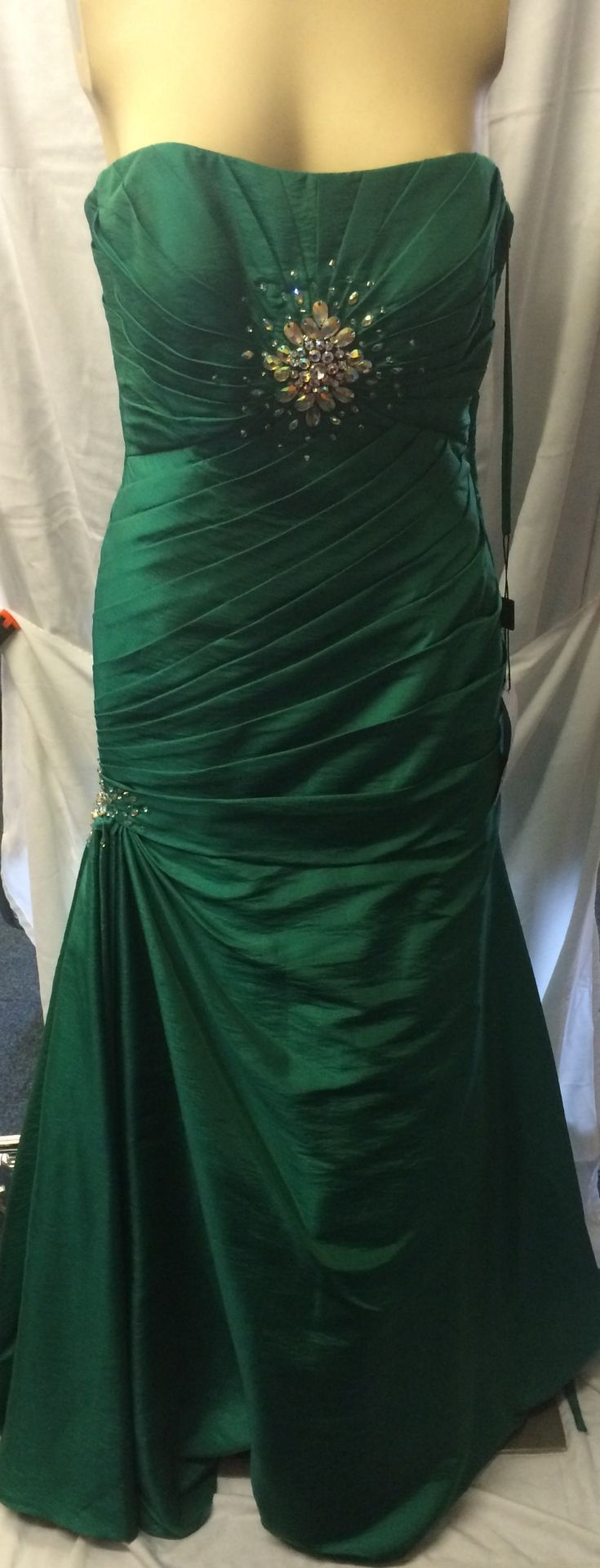 NEW EX DISPLAY NIGHT MOVES 6256 GREEN SIZE 8 BALLGOWN/EVENING GOWN/PROM DRESS