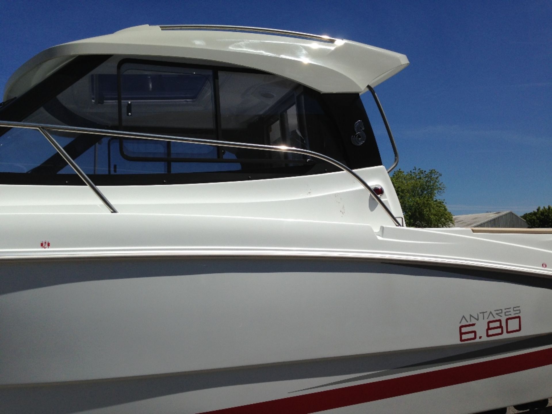 Beneteau Antares 6.80 MOTOR BOAT 21.26 feet S/n FR-SPBDY299A515 YOM 2015(No engine) on trailer - Image 2 of 12