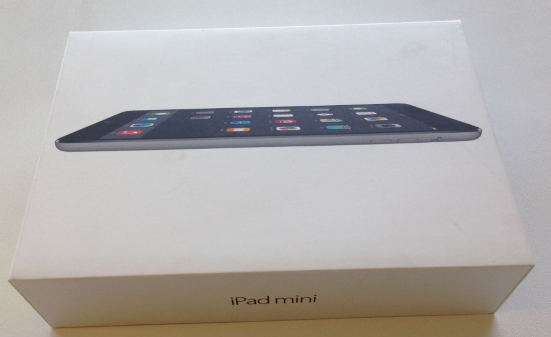 Ipad Mini 16GB Space Grey  Grade B+ fully tested may have light scratches original Box + Cable - Image 3 of 3