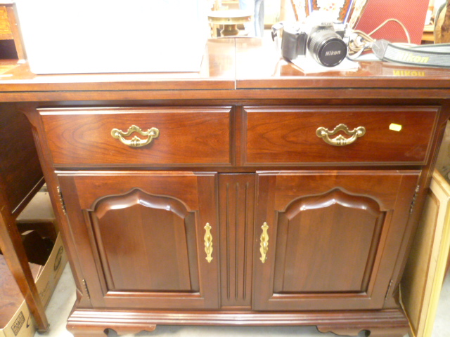 An American Thomasville mahogany 'servery' cabinet fitted with a two flap top over one long drawer