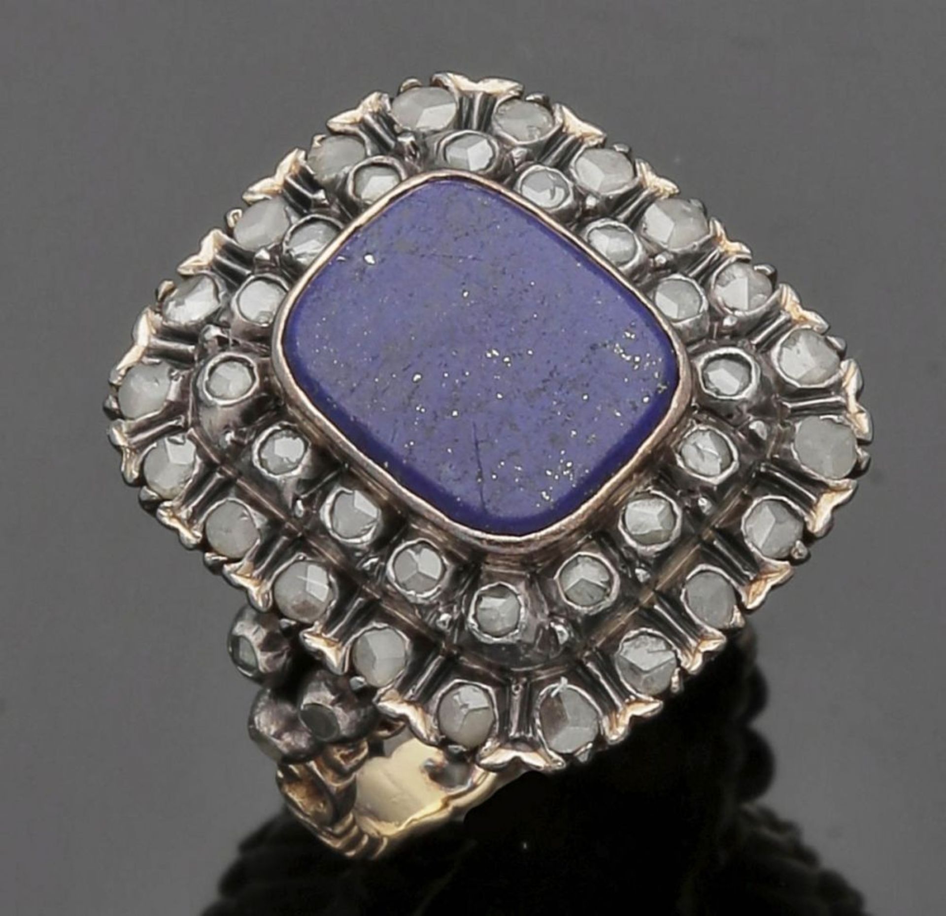 Lapislazuli Ring mit Diamantrosen um 1900. GG, ungestemp. Reste von Versilberung. 43 Diamantrosen