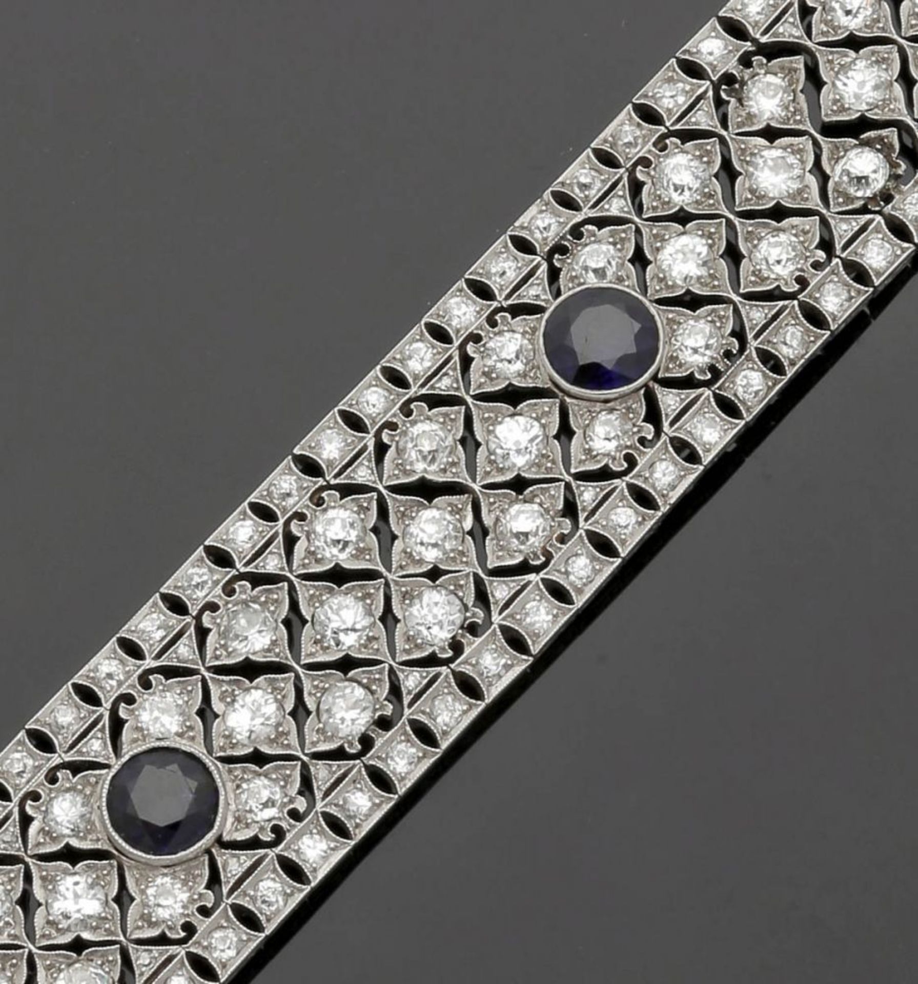 Art-Déco Armband mit Diamanten und Saphiren um 1925. Platin, ungestemp. 216 Diamanten im Brillant-