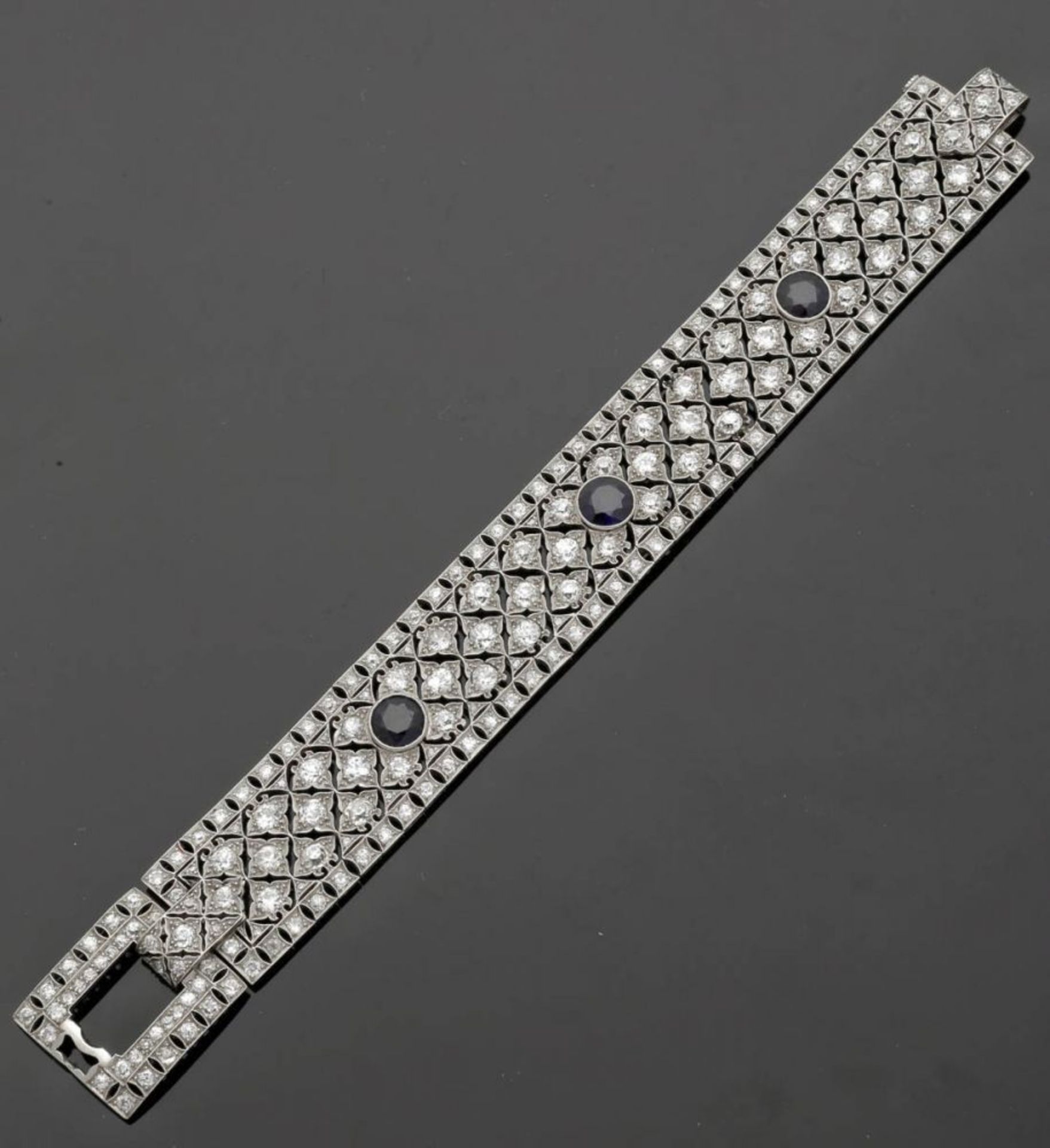 Art-Déco Armband mit Diamanten und Saphiren um 1925. Platin, ungestemp. 216 Diamanten im Brillant- - Bild 2 aus 2