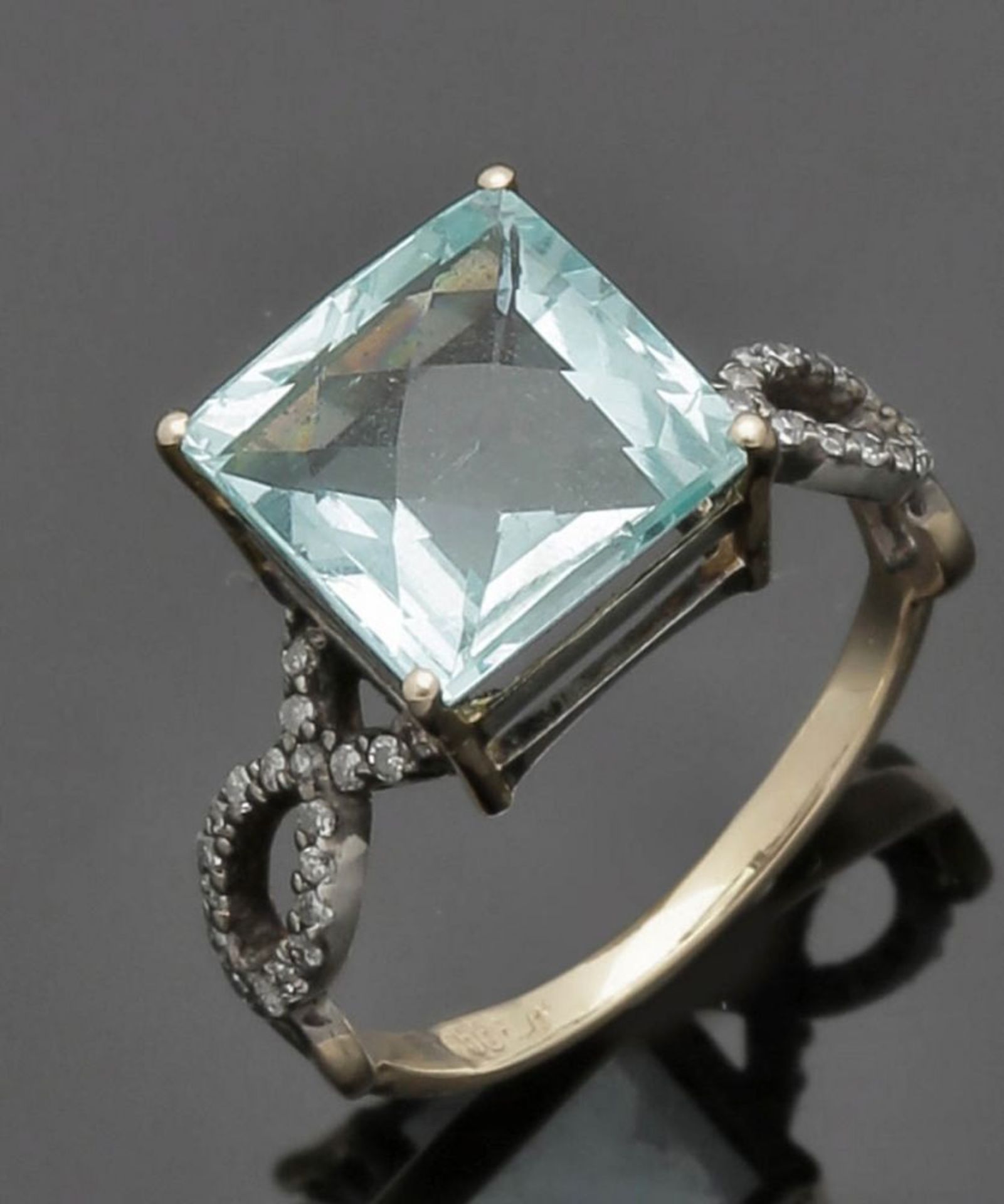 Aquamarinring 585er GG, gestemp. und Silber, ungestemp. Div. Diamantrosen zus. ca. 0,25 ct. 1