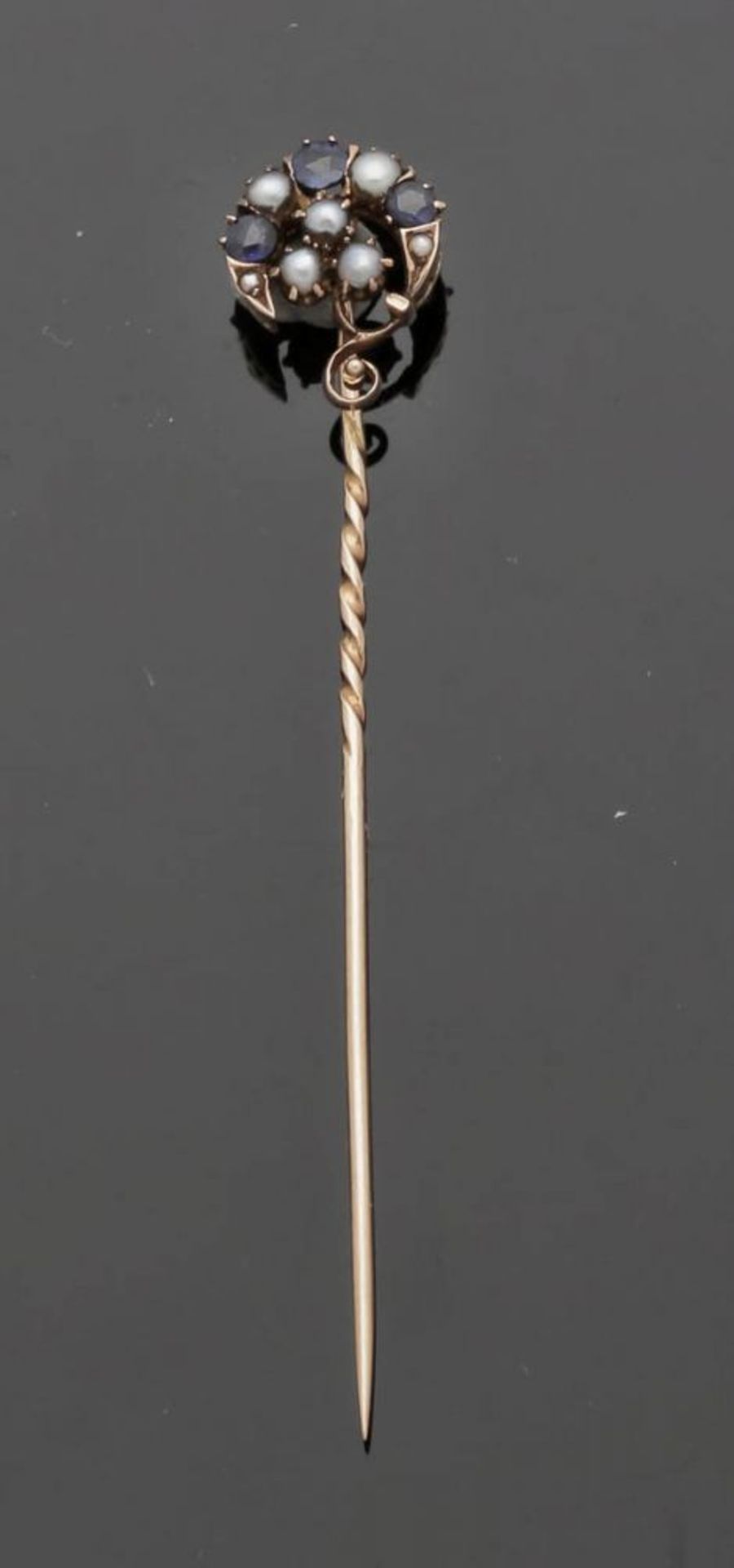 Nadel mit Halbmond Roségold, ungestemp. 3 facettierte Saphire, 7 Saatperlen. L. 6 cm. B. 1 cm. Gew.: - Bild 2 aus 2