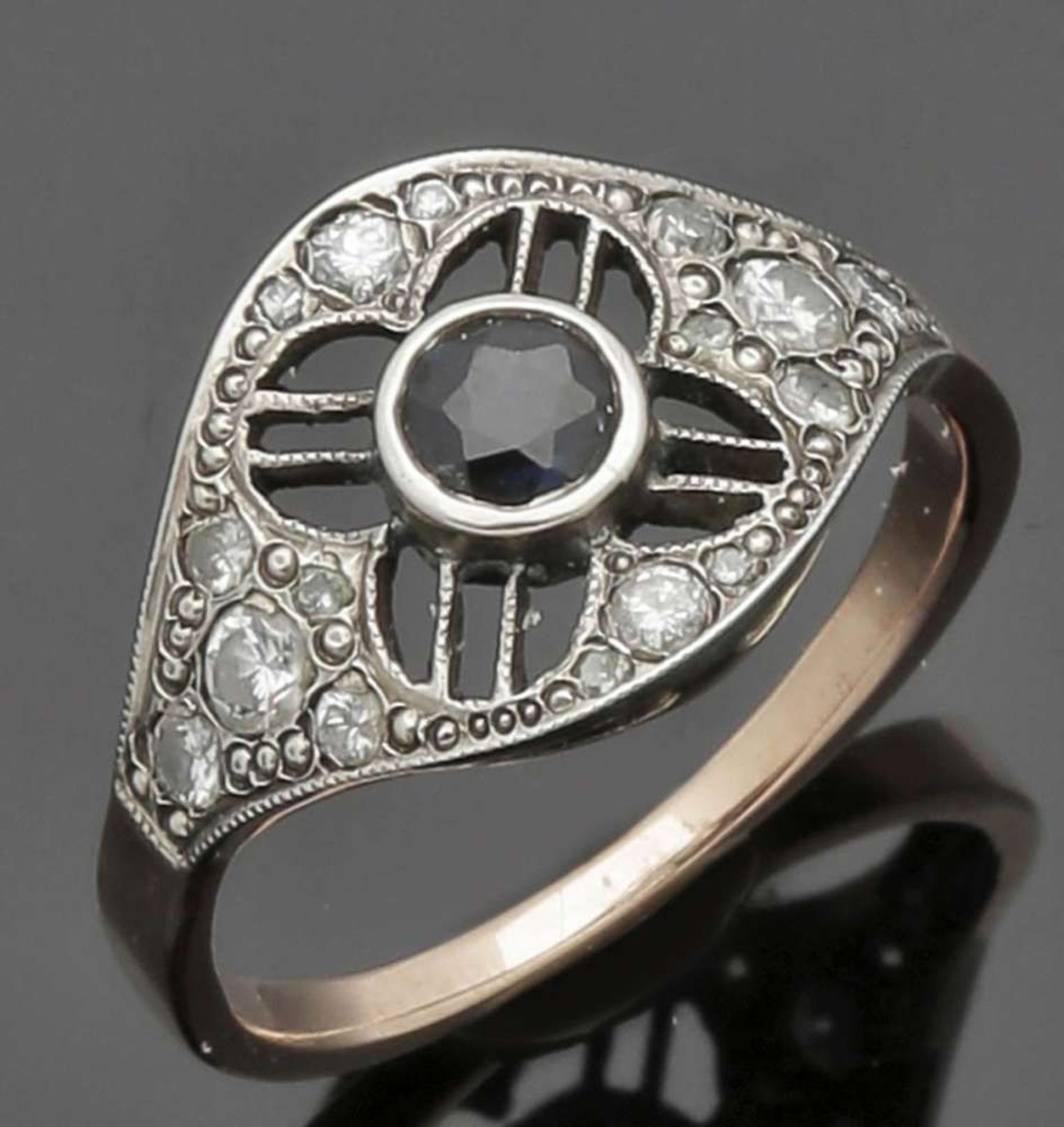 Art-Déco Saphirring mit Diamanten 585er GG, gestemp. und Silber, ungestemp. 14 Diamanten im