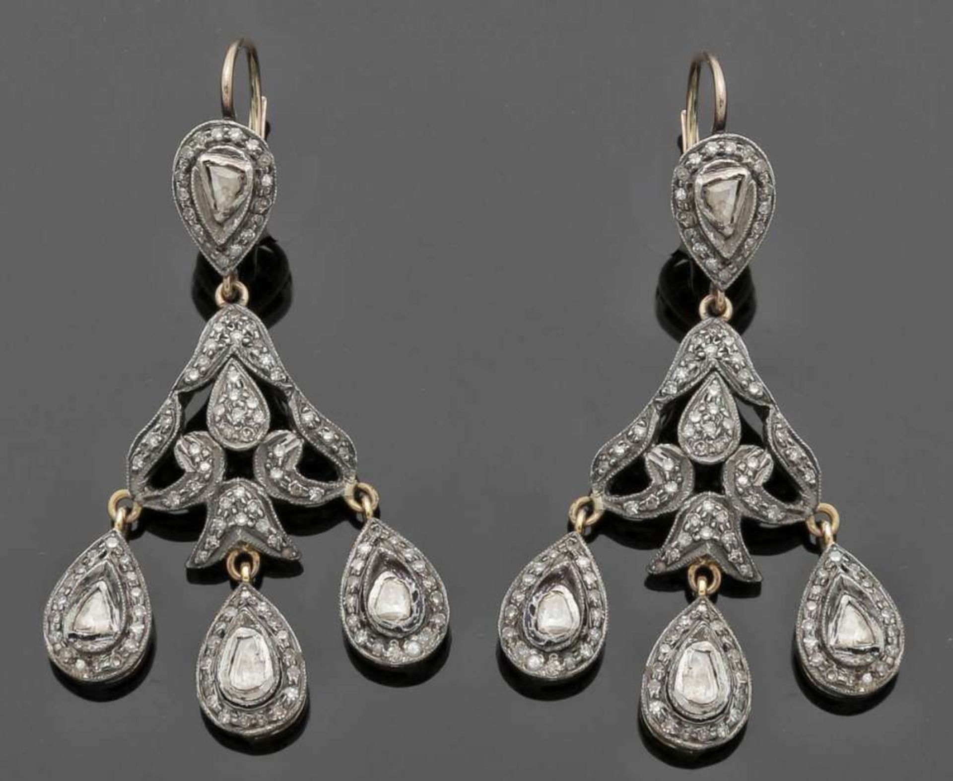 Paar Belle-Époque Diamantohrhänger 585er GG, gestemp. und Silber, ungestemp. 8 unregelmäßig
