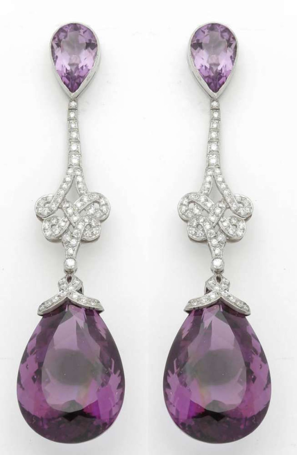 Paar elegante Amethystohrhänger des Art-Déco um 1925. Platin, ungestemp. 113 Diamanten im Brillant-