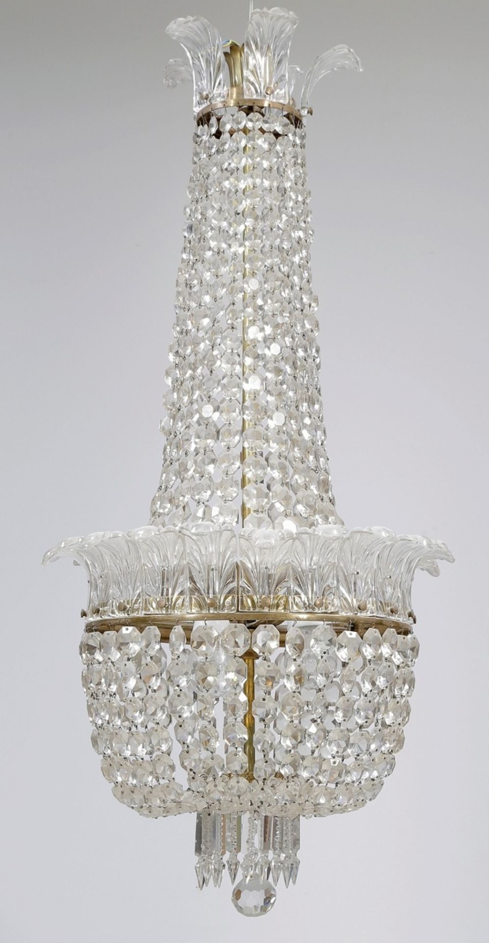 DeckenlampeFrankreich, um 1920. Kristall. H. 100 cm. D. 48 cm. Balusterförmiger Korpus aus
