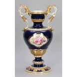 Prunkvase mit VolutenhenkelnKönigliche Porzellan Manufaktur, Meissen um 1853. - Blumenbukett -