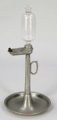 Öllampe mit StundenglasZinn. Glas. H. 38 cm. Runder Fuß, schlanker Schaft mit kleinem Griff.