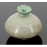 ÖlfläschchenKorea, Koryo Dynastie (918 - 1392). Seladon. H. 6 cm. Ungemarkt. - Zustand: Kl. Besch.
