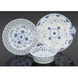 1 Durchbruchteller, 1 Durchbruchkorb, 1 KuchenplatteKönigliche Dänische Porcelainsfabrik, Kopenhagen