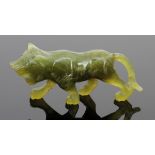 TigerChina, 20. Jahrhundert. Jade. 4 x 10 x 2,5 cm. Schleichender Tiger.