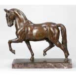 Monogrammist des 20. Jahrhunderts- Pferd - Bronze. Braun patiniert. Rötlicher Marmorsockel. H. o./m.