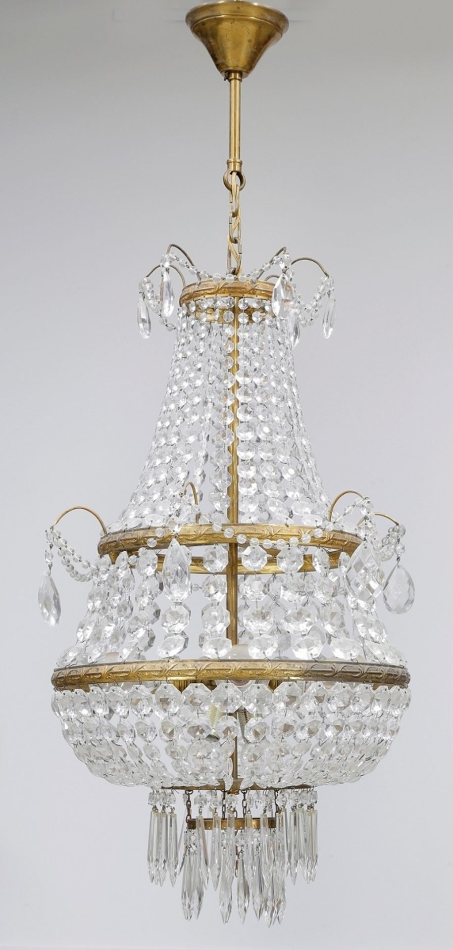 DeckenlampeFrankreich, um 1900. Kristall. H. 100 cm. D. 48 cm. Balusterförmiger Korpus aus