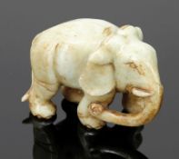 Elefant20. Jahrhundert. Jade. 7 x 10 x 5 cm. Bez.: ZZ 43. Vollplastische Schnitzerei eines