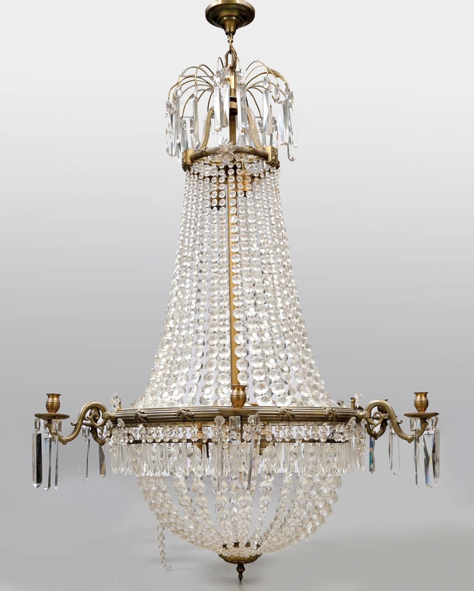 6flg.DeckenlampeFrankreich, um 1890. Messing. Kristall. H. 140 cm. B. 95 cm. Die Deckenkrone kann