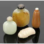 4 SnuffbottlesChina, um 1900. Jade. Achat. H. bis 7,5 cm. - Zustand: Eine Snuffbottle ber. und