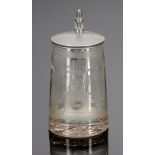 KrugUm 1840. - Vivat - Farbloses Glas, graviert. Boden mit eingestochenen Luftblasen. Abriss.