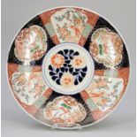 TellerJapan, 19. Jahrhundert. - Imari - Porzellan. Polychrom bemalt. D. 40 cm. Blaue Ringmarke. In